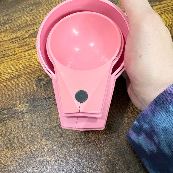 Vintage 1950s Crown Corning Retro Magnetic Pink Measuring Cups Set of 4 MCM - Picture 2 of 12